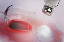 Mẹo "đánh bay" vết rượu vang đỏ dính trên quần áo ngày Tết 