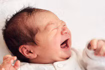 Con liên tục phải đi viện, sau khi theo dõi, mẹ tức tốc bế con ra khỏi nhà