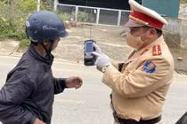 “Ma men” vùng cao viện cớ “uống rượu để chống con Covid”