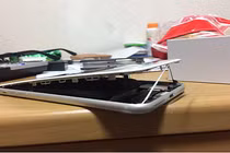 Ảnh nóng iPhone 8 Plus bị tách đôi, bung màn hình khi sạc