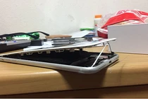 Ảnh nóng iPhone 8 Plus bị tách đôi, bung màn hình khi sạc