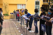 Hà Nội: Trường học chia đôi lớp, lắp vách ngăn đón học sinh trở lại