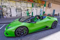 Choáng váng dịch vụ giao hàng bằng siêu xe sang chảnh