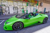 Choáng váng dịch vụ giao hàng bằng siêu xe sang chảnh