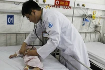 Bé 8 tháng tuổi suýt chết vì xử trí sai cách của mẹ