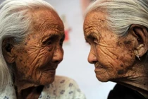 Lạ kỳ chị em sinh đôi xuất giá, qua đời cùng năm 