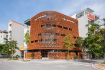 Làm tường bằng 20.000 viên ngói, nhà Việt khiến báo Mỹ ngỡ ngàng