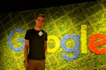 Từng ngủ gầm cầu, “soái ca” trở thành triệu phú ở tuổi 21