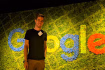 Từng ngủ gầm cầu, “soái ca” trở thành triệu phú ở tuổi 21