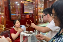 “Bão” giá vàng: Từ vác bao tải tiền đi mua tới bán ôtô “lướt sóng” 
