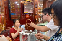“Bão” giá vàng: Từ vác bao tải tiền đi mua tới bán ôtô “lướt sóng” 