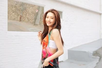 Áo hở mạn sườn mặc ra đường của phái đẹp châu Á bị chê trách 