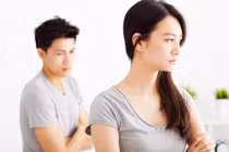 Sau lưng một người đàn bà mạnh mẽ là một người đàn ông nhu nhược