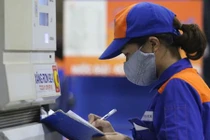 Giá xăng giảm mạnh hơn 1.000 đồng/lít