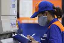 Giá xăng giảm mạnh hơn 1.000 đồng/lít