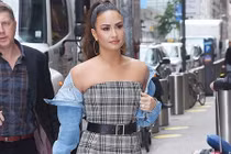 Mốt kẻ xám đang được sao thế giới mê mẩn