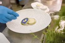 Bàng hoàng hộp trứng cá muối trộn vàng đắt ngang siêu xe