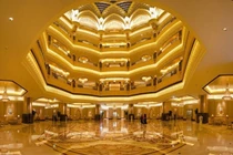 Có gì trong khách sạn 8 sao dát 40 tấn vàng? 