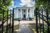 Biệt thự bị đồn ma ám, giảm nửa tiền vẫn không ai dám mua