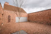 Ấn tượng ngôi nhà bằng gạch đỏ tái chế lạ mắt