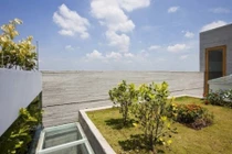 Nhà Việt nổi tiếng nhờ vườn rau mọc xuyên tầng lên tận nóc 