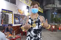 Tiết lộ bất ngờ về ông chủ quán ốc đeo 116 cây vàng gây sốt