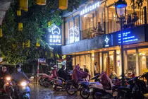 Giới trẻ ngồi cà phê đến nửa đêm trong ngày đầu phục vụ tại chỗ