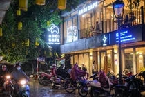 Giới trẻ ngồi cà phê đến nửa đêm trong ngày đầu phục vụ tại chỗ