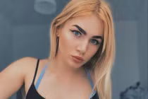 Nữ quán quân vừa lái xe vừa đeo tai nghe lướt mạng và bi kịch