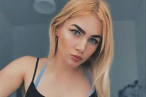 Nữ quán quân vừa lái xe vừa đeo tai nghe lướt mạng và bi kịch