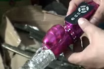 Video: Thu giữ lô súng, kiếm, dụng cụ kích dục của một phụ nữ