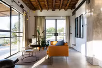 Nhà kho trăm tuổi lột xác thành không gian sống hiện đại