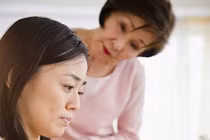 Tôi sinh con, mẹ chồng ngày nào cũng nhìn với thái độ không tốt 