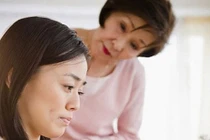 Tôi sinh con, mẹ chồng ngày nào cũng nhìn với thái độ không tốt 