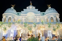 Bạch dinh dát vàng của đại gia Việt lên báo nước ngoài