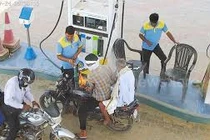 Video: Xe máy bốc cháy dữ dội khi đang đổ xăng