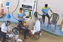 Video: Xe máy bốc cháy dữ dội khi đang đổ xăng