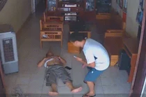 Kẻ trộm điện thoại khi chủ nhà đang ngủ