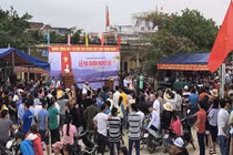 Ngàn người xem lễ “xông biển” đầu năm ở cửa biển Sa Huỳnh 