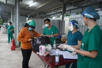 Nhận “kỷ vật” của người thân mất vì COVID-19: Nước mắt hoà cùng mưa