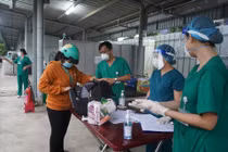 Nhận “kỷ vật” của người thân mất vì COVID-19: Nước mắt hoà cùng mưa