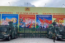 Cặp xe 'khủng' đa năng dựng hàng rào thép trong chốc lát