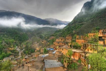 Đột nhập ngôi làng trên núi toàn nhà mái bằng