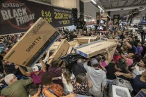 Cảnh săn tivi "điên cuồng" ngày Black Friday ở Mỹ