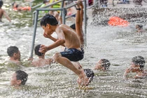 Ảnh: Công viên nước miễn phí độc đáo nhất ngoại thành Hà Nội