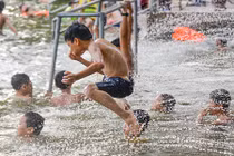 Ảnh: Công viên nước miễn phí độc đáo nhất ngoại thành Hà Nội