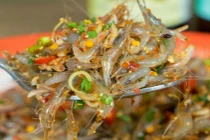 Kinh hãi đặc sản tép nhảy tanh tách trong miệng giá 21.000 đồng