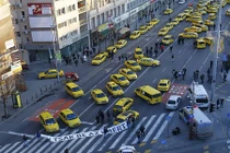 Các hãng taxi thế giới phản đối Uber, Grab bằng cách nào?