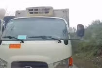 Clip: Hoảng hồn cảnh xe tải vượt ẩu, suýt đấu đầu ô tô trên đèo