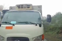 Clip: Hoảng hồn cảnh xe tải vượt ẩu, suýt đấu đầu ô tô trên đèo